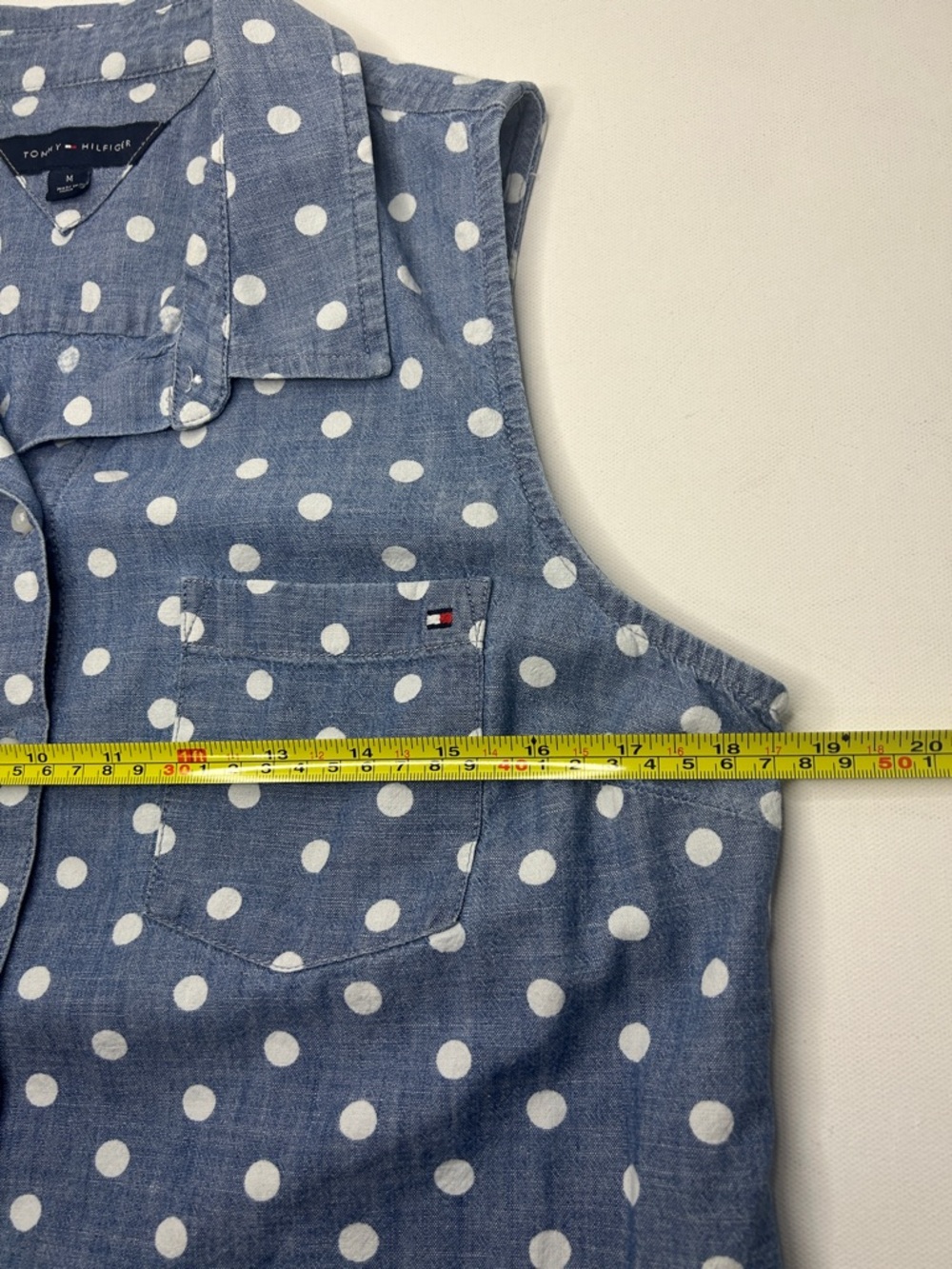 Tommy Hilfiger Top Women’s M Sleeveless Blue Chambray White Polka Dot Button Up - Picture 7 of 10